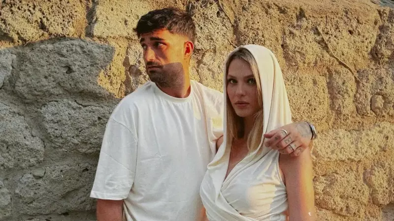 İdo Tatlıses ve Yasemin Şefkatli'nin İkizleriyle Çekildikleri Aile Pozu Sosyal Medyayı Salladı!