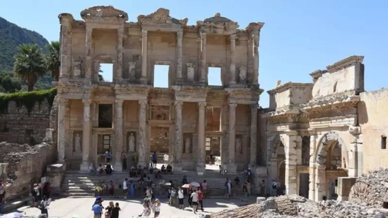 Efes Antik Kenti: İzmir'in Kalbinde Bir Zaman Kapsülü