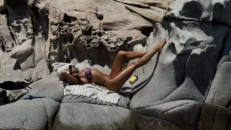 Elvin Levinler ve Eşi Paros Adası'nda Tatilin Keyfini Çıkarıyor!