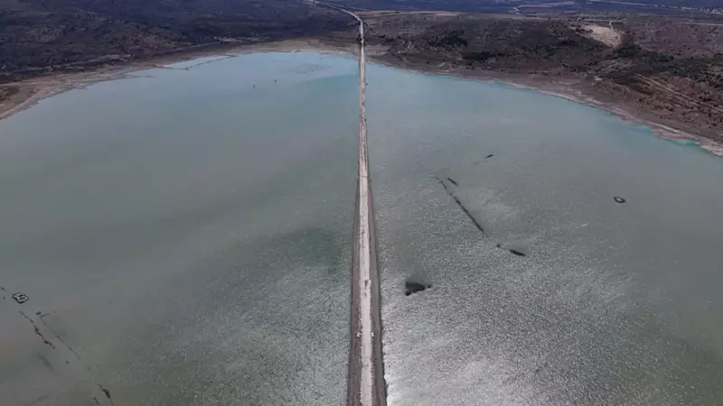 Çeşme'de Sular Çekildi: Kayıp İzmir-Çeşme Karayolu Yeniden Ortaya Çıktı!