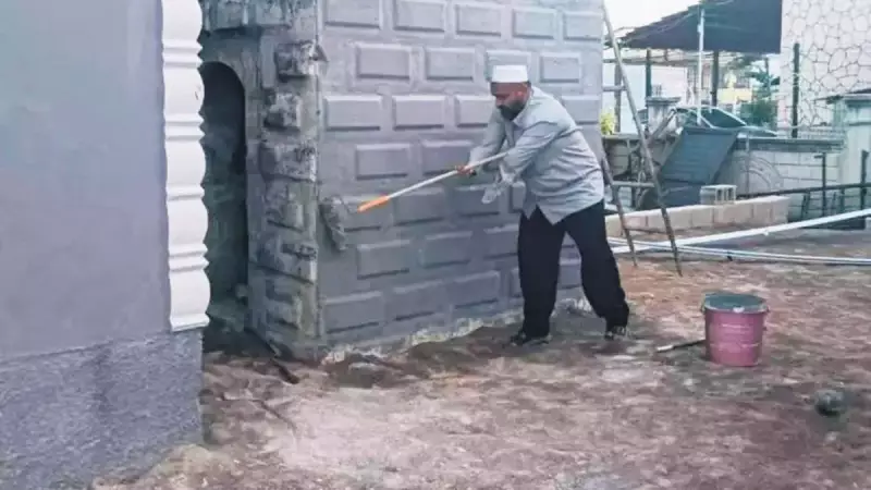 Engelli İmamın Azmi: Yıkılan Camiyi Tek Başına Yeniden İnşa Etti!