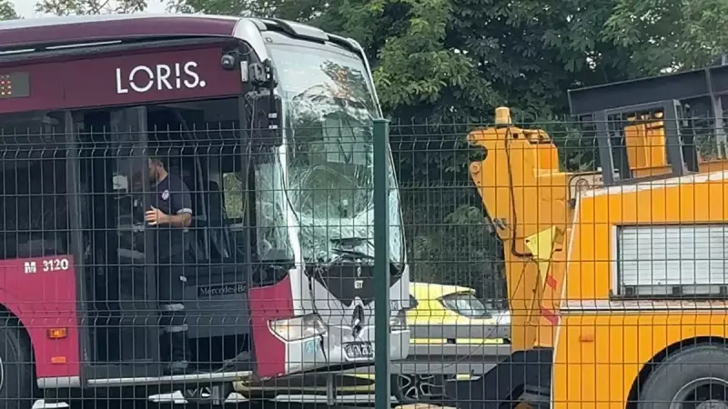 Esenyurt'ta Metrobüs Korkunç Kaza Yaptı: Durakta Bekleyen Araca Çarptı!