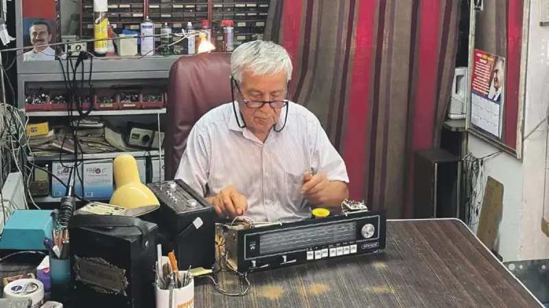 Eski Radyolar Ustaların Ellerinde Yeniden Hayat Buluyor: Nostaljinin Sesi