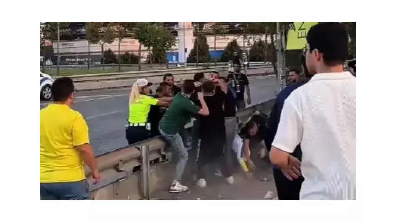 Fenerbahçe - Kocaelispor Maçı Öncesi Korkunç Kavga! Taraftarlar Birbirine Girdi