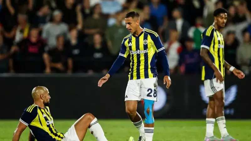 Feyenoord-Fenerbahçe Maçı Sonrası Hollanda'da Gergin Sahneler: Taraftarlar Sahaya İndi!
