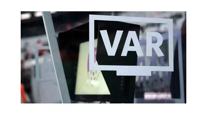 Galatasaray - Çaykur Rizespor Maçında VAR Skandalı! Hakemin Kararı Taraftarı Ayağa Kaldırdı