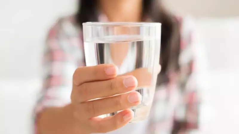 Gece Yatmadan Önce 1 Bardak Su İçmenin Şaşırtıcı Sabah Etkileri!