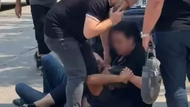 Genç Kadın Eski Eşini Yere Serip Tokatladı: Kameralara Böyle Yansıdı!