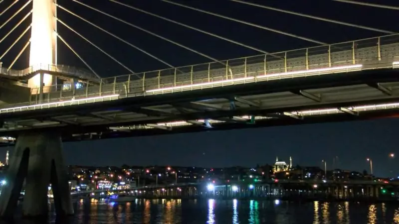 Haliç Metro Köprüsü'nden Denize Düşen Kişi Kayboldu: Arama Çalışmaları Sürüyor