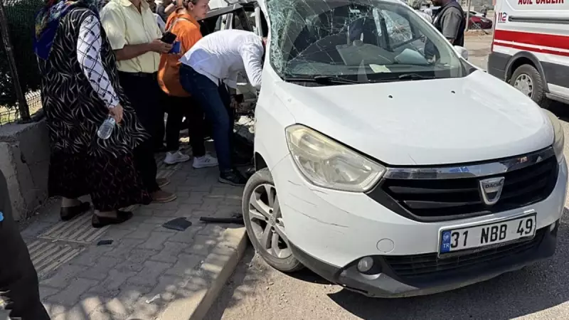 Hatay'da Feci Trafik Kazası: Otomobil ile Tır Çarpıştı, 3 Kişi Hayatını Kaybetti