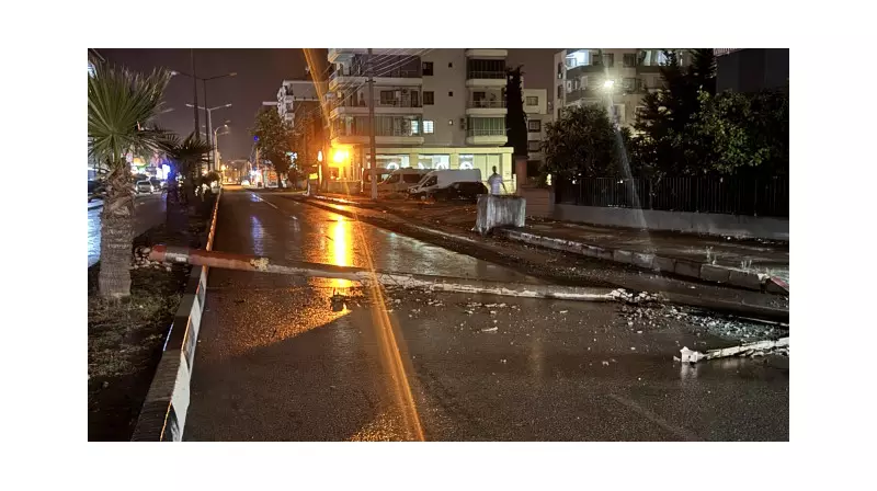 Hatay'da Şiddetli Rüzgarın Kurbanı: Aydınlatma Direği Yola Devrildi, Trafik Felç!