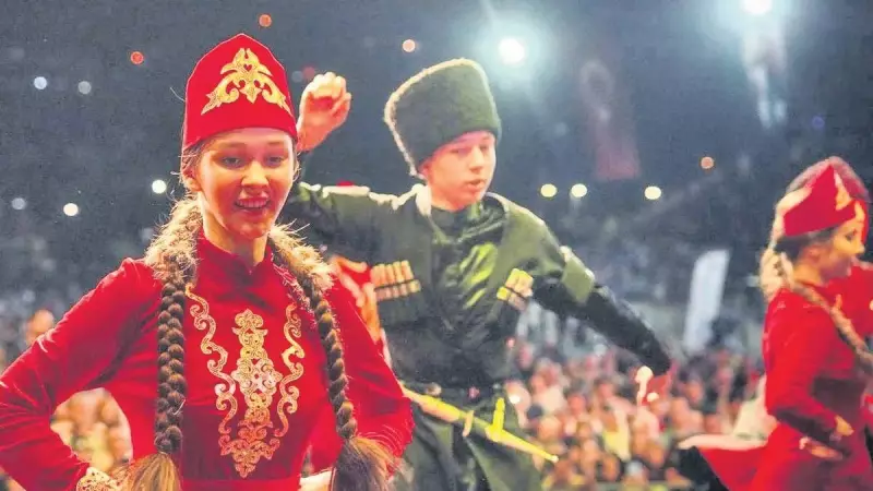 Horon Dansçıları Dünya Barışı İçin Sahne Aldı: Renkli ve Coşkulu Gösteri