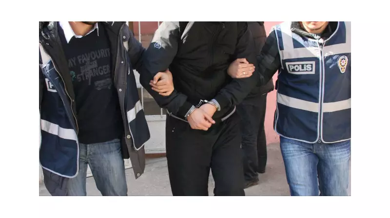 Jandarma Kılığında Dolandırıcı Eskişehir'de Kıskıvrak Yakalandı! İşte O Anlar