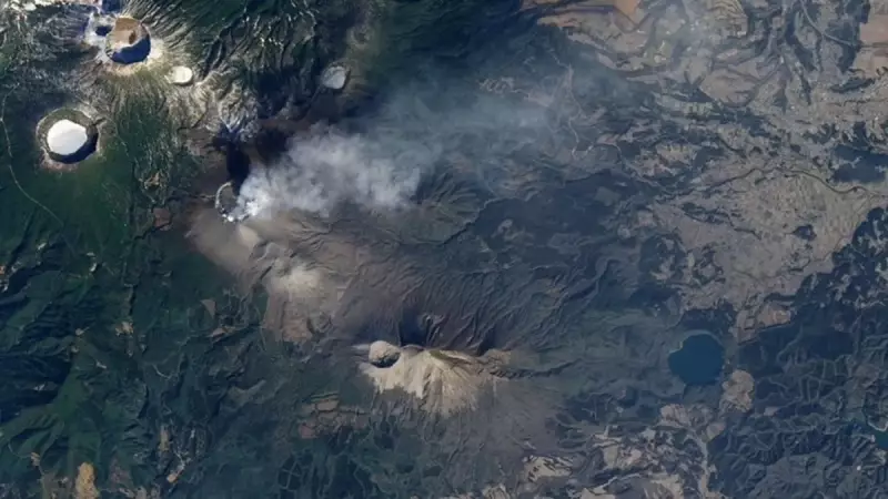 Japonya'da Yanardağ Patladı: 3 Kilometre Yüksekliğe Küller Ulaştı!