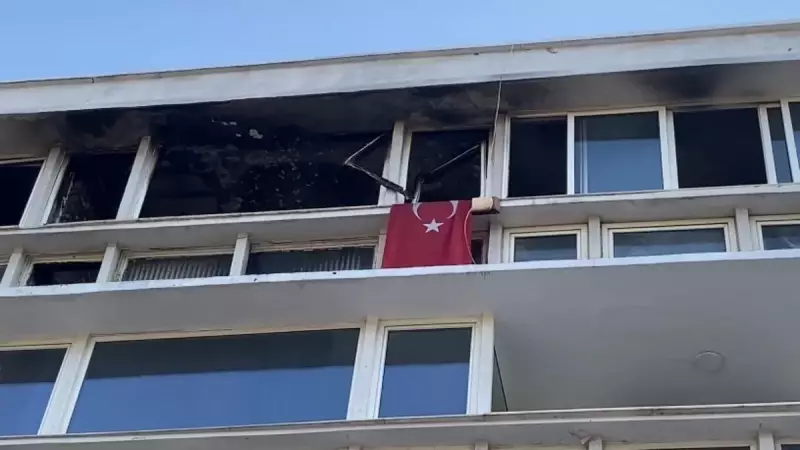 Kadıköy'deki Yangında İnanılmaz Görüntü: Türk Bayrağı Alevler Arasında Tek Ayakta Kalan!