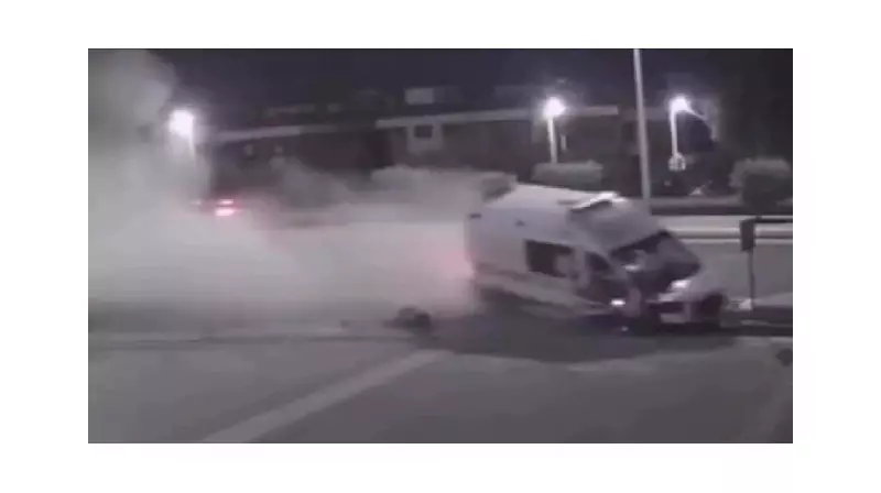 Kaldırıma Çarpan Ambulansta Görevli 3 Sağlık Çalışanı Yaralandı: Acil Müdahale Sırasında Yaşanan Talihsiz Kaza