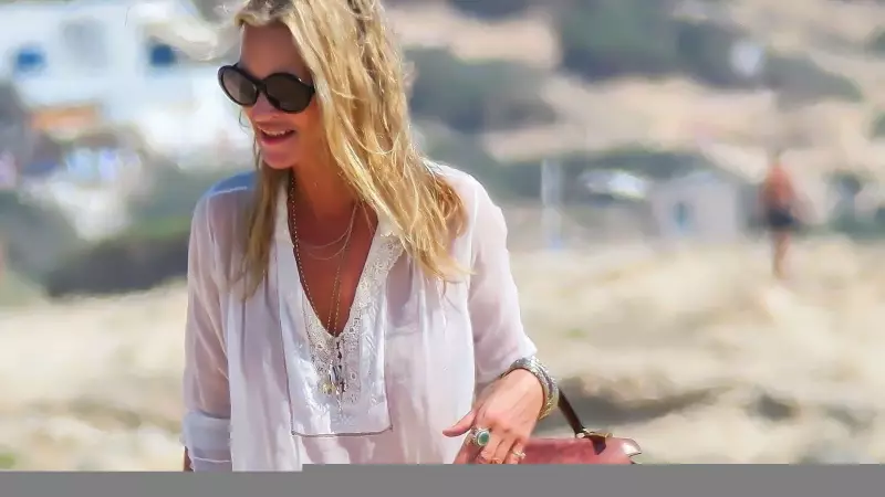 Kate Moss Plajda Lüksünü Konuşturdu: Pahalı Çantasıyla Dikkat Çekti!