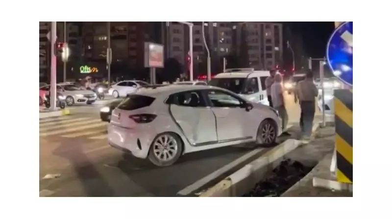 Kavşakta Ambulans ve Otomobil Çarpıştı: Yaralılar Var!