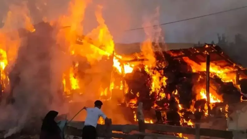 Kelkit'te Çıkan Yangında Ahır ve Samanlık Küle Döndü: Hayvanlar Son Anda Kurtarıldı!