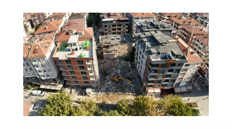 Kentsel Dönüşümde Feci Kaza: Boşaltılan Bina Yıkım Sırasında Çöktü!