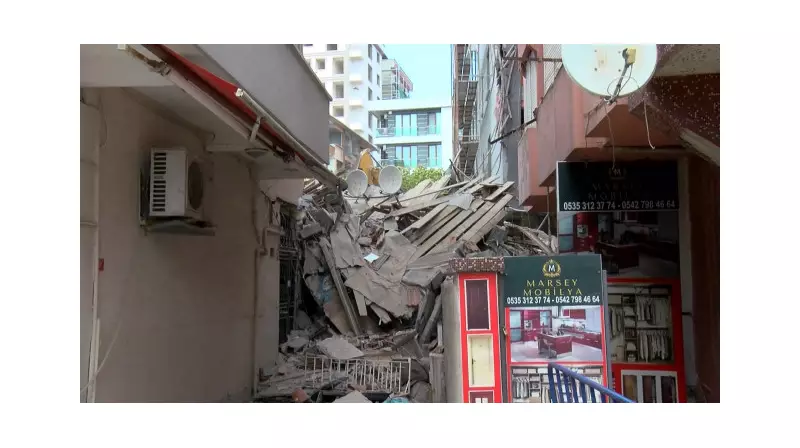 Küçükçekmece'de Yıkılan Bina Komşu Apartmana Çöktü: İşte Gözlerden Kaçan Detaylar!