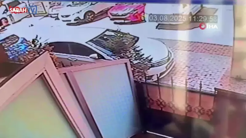 Küçükçekmece'de Yıkım Faciası: Binanın Bir Bölümü Ansızın Çöktü! Panik Dolu Anlar Kamerada