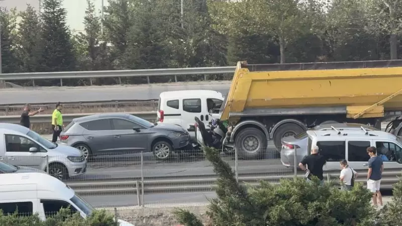 Kocaeli'de Feci Kaza: Motosikletli Genç Kamyon ile Otomobil Arasında Sıkıştı!