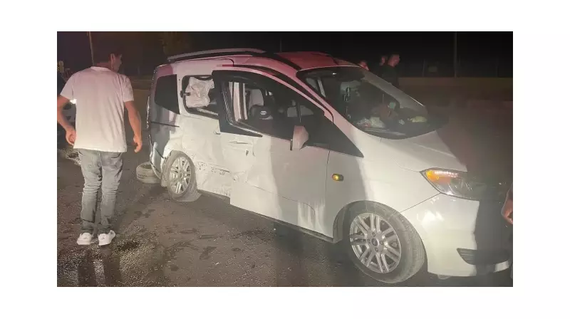 Korkunç Araç Kazası: Hafif Ticari ile Otomobil Çarpıştı, 2 Yaralı!