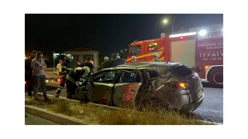 Korkunç Kaza: Direği Deviren Araç Metrelerce Sürüklendi! Ölü ve Yaralılar Var