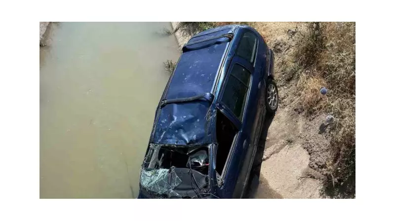 Korkunç Kaza: Hafif Ticari Araç Su Kanalına Uçtu! 1 Ölü, 2 Yaralı