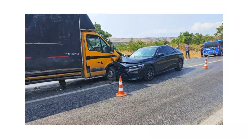 Korkunç Kaza: Kamyonet ile Otomobil Kafa Kafaya Çarpıştı, 6 Kişi Yaralandı!