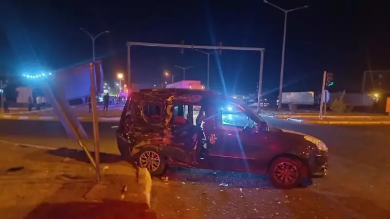 Korkunç Kaza: Kamyonla Otomobil Çarpıştı! 1 Can Yitti, 8 Yaralı... İzmir'de Feci Sahne