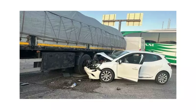 Korkunç Kaza! Tıra Çarpan Otomobil Paramparça - 2 Yaralı