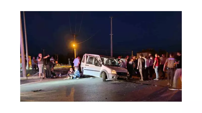 Korkunç Trafik Kazası: Hafif Ticari Araç ile Otomobil Çarpıştı, 5 Kişi Yaralandı!