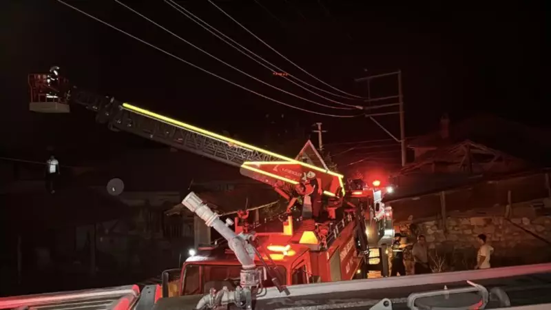 Kütahya'da Korkutan Yangın: 4 Ev Küle Döndü, Rüzgar Alevleri Köyün İçine Taşıdı!