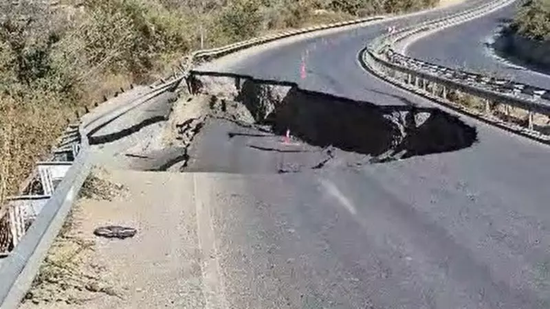 Kuşadası'nda Şok Eden Görüntü: Yolun Bir Bölümü Çöktü!