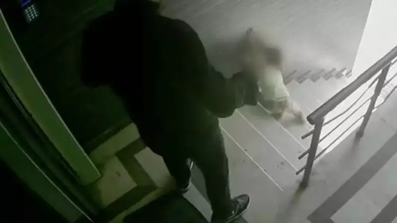 Kızını Tekmeleyip Merdivenden Yuvarlayan Baba Tahliye Oldu: Şok Edici Detaylar!