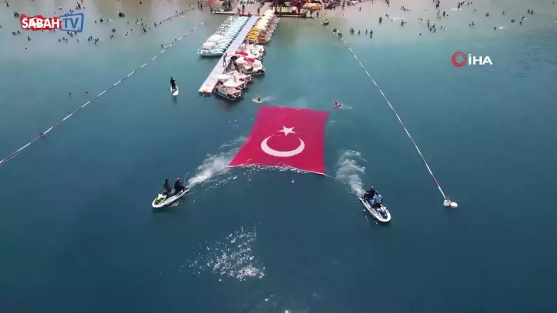 Ölüdeniz JAK Timi'nden Muhteşem 30 Ağustos Kutlaması: Gökyüzünde Nefes Kesen Şov!