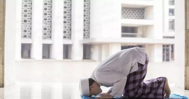 Öğle Namazı Nasıl Kılınır? Adım Adım En Detaylı Rehber!