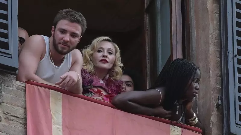 Madonna, İtalya'nın Tarihi At Yarışlarında Göz Kamaştırdı!