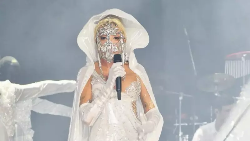 Maskeli Ajda: Ünlü Şarkıcının İlginç Kıyafetiyle Dikkat Çektiği Anlar