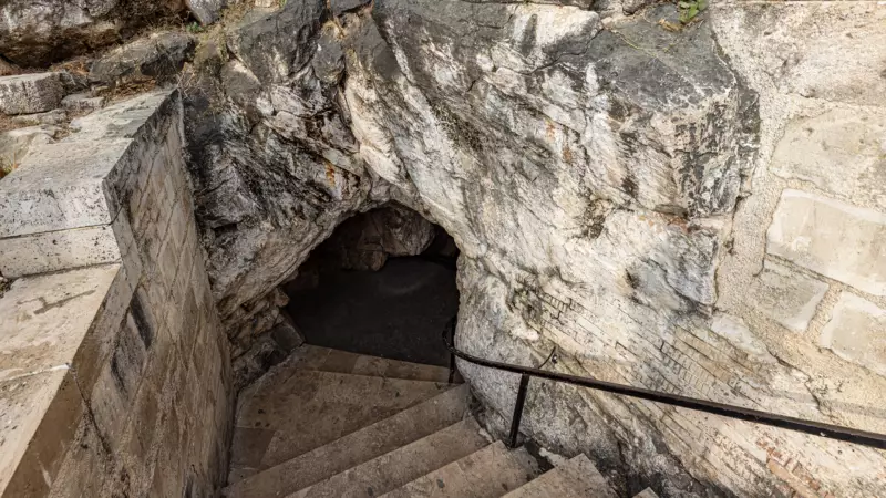 Medine'ye Sığınan İlk Müslümanların İzinde: Ashâb-ı Kehf Mağarası'nın Sırlarla Dolu Hikayesi