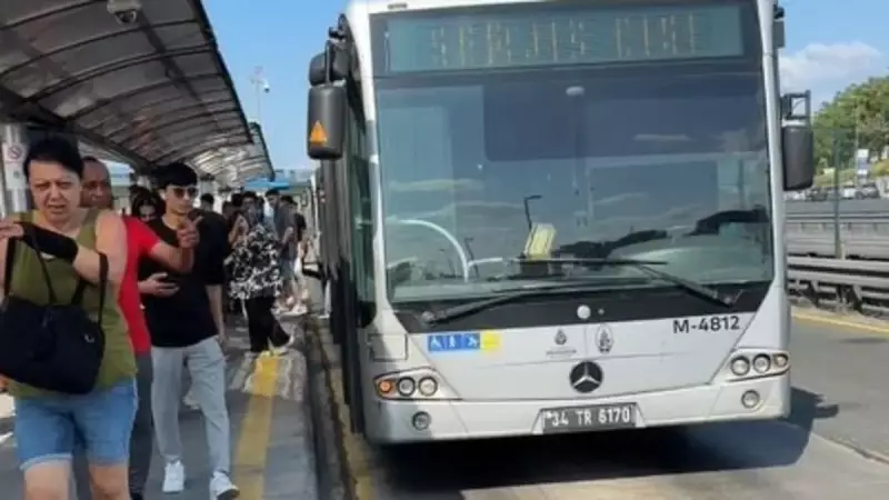 Metrobüs Yine Yolda Kaldı! İstanbulluların Çilesi Bitmiyor
