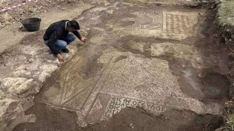 Mezar Kazısında Şaşırtan Keşif: Davud Yıldızı ve Haç Motifiyle Bezenmiş Antik Mozaik Bulundu!