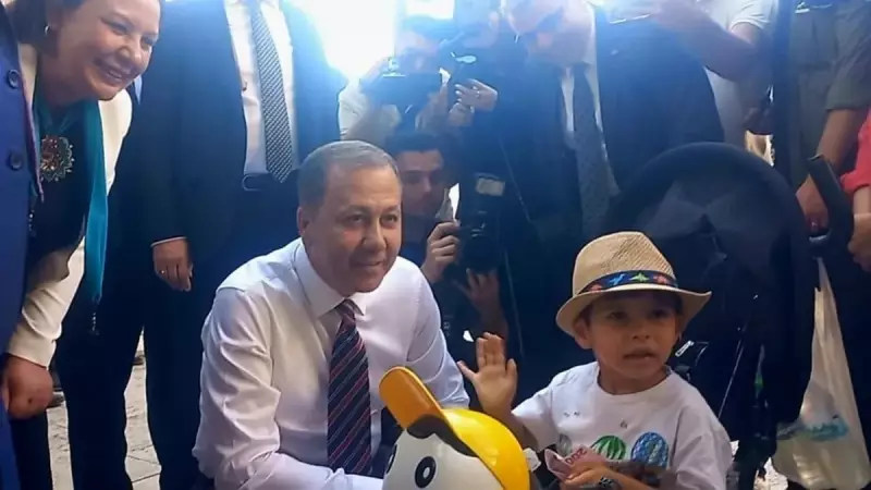 Minik Vatandaştan Bakan Yerlikaya'ya Sıcacık Selam: 'Tayyip Dedeme Selam Söyle!'