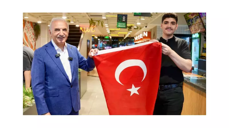 Ümraniye Belediyesi'nden Muhteşem Vatanseverlik Hamlesi: 40 Bin Türk Bayrağı Dağıtıldı!