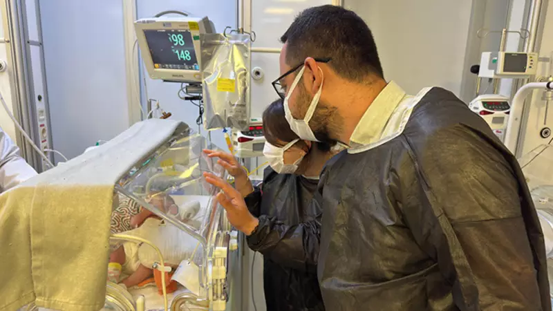 Mucize Bebek Hayata Tutundu: İç Organları Dışarıda Doğan Minik Savaşçı!