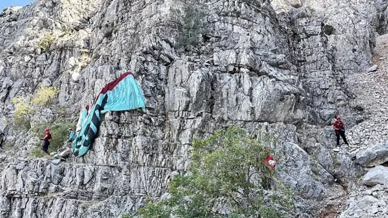 Muğla'da Heyecan Dolu Yamaç Parasütü Macerası: Kayalıklara Düşen Sporcular 5 Saat Sonra Kurtarıldı!