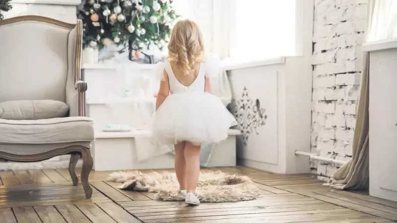 Çocuk Modasında Tehlikeli Yanlış: Küçük Kızlarınızı Neden 'Küçük Kadın' Gibi Giydirmemelisiniz?