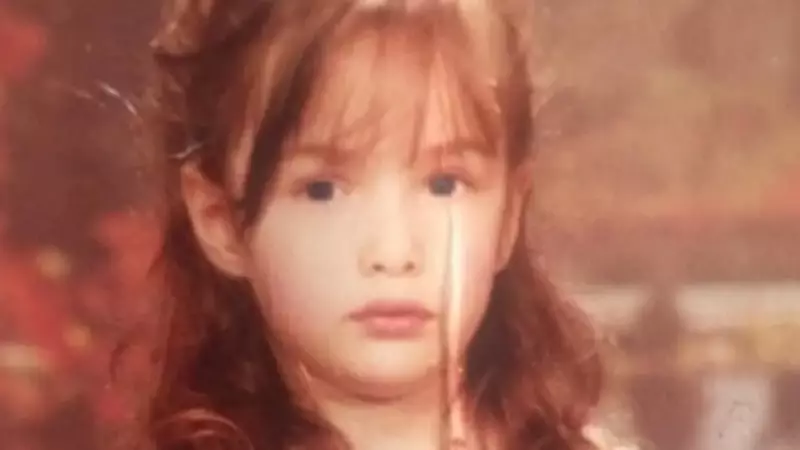 Çocukluk Fotoğrafıyla Sosyal Medyayı Sallayan Yıldız: Ekranlardan Uzak Ama Gönüllerde Taht Kurdu!